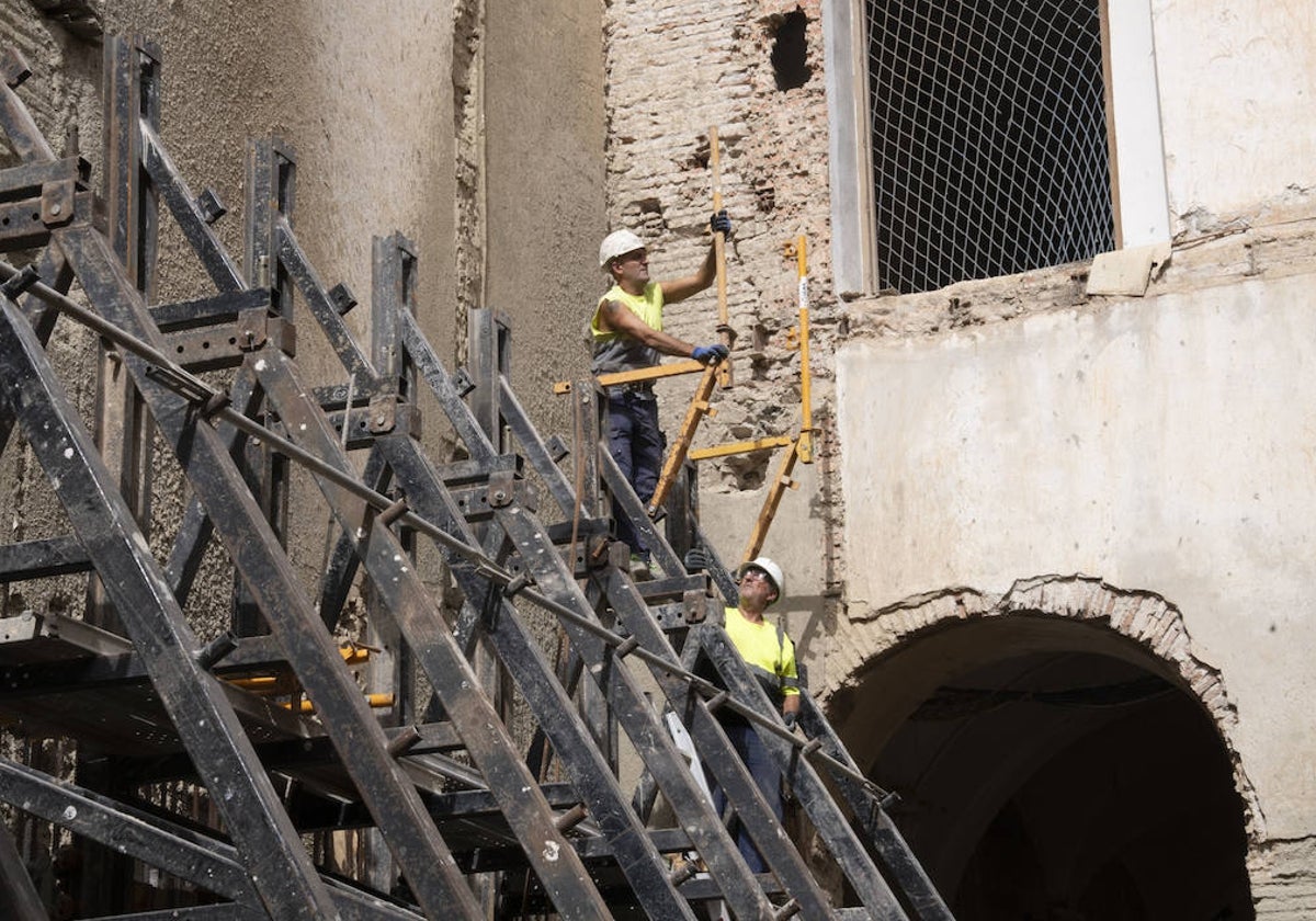 Dos operarios, este viernes, trabajando en las obras del antiguo Convento de San Agustín, tras retomarse la rehabilitación.