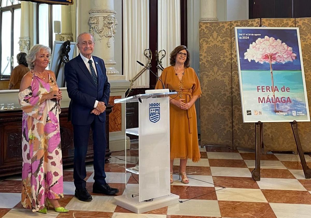 El alcalde de Málaga, Francisco de la Torre, junto a la concejala de Fiestas, Teresa Porras, y la autora Eloisa Peñas Cárdenas.