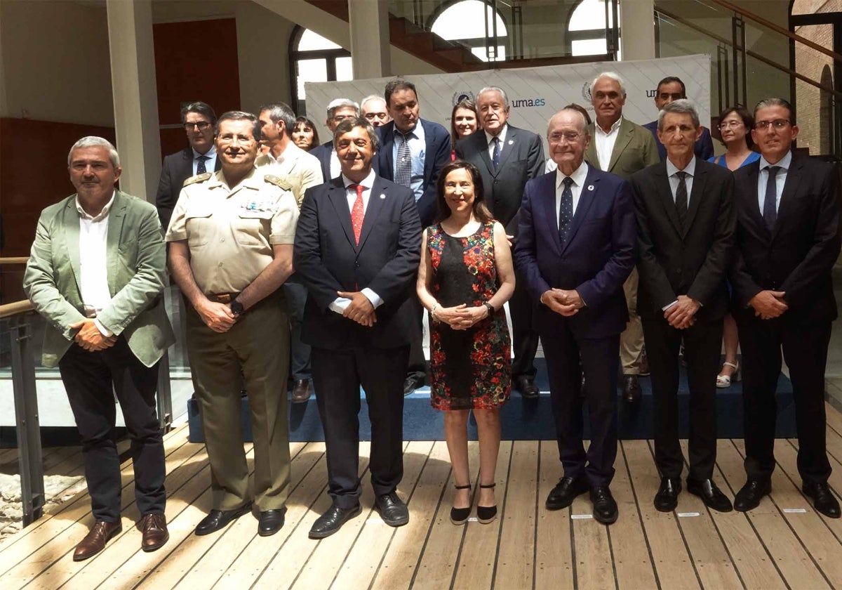 Foto de familia en el acto de clausura de los cursos de verano de la UMA.