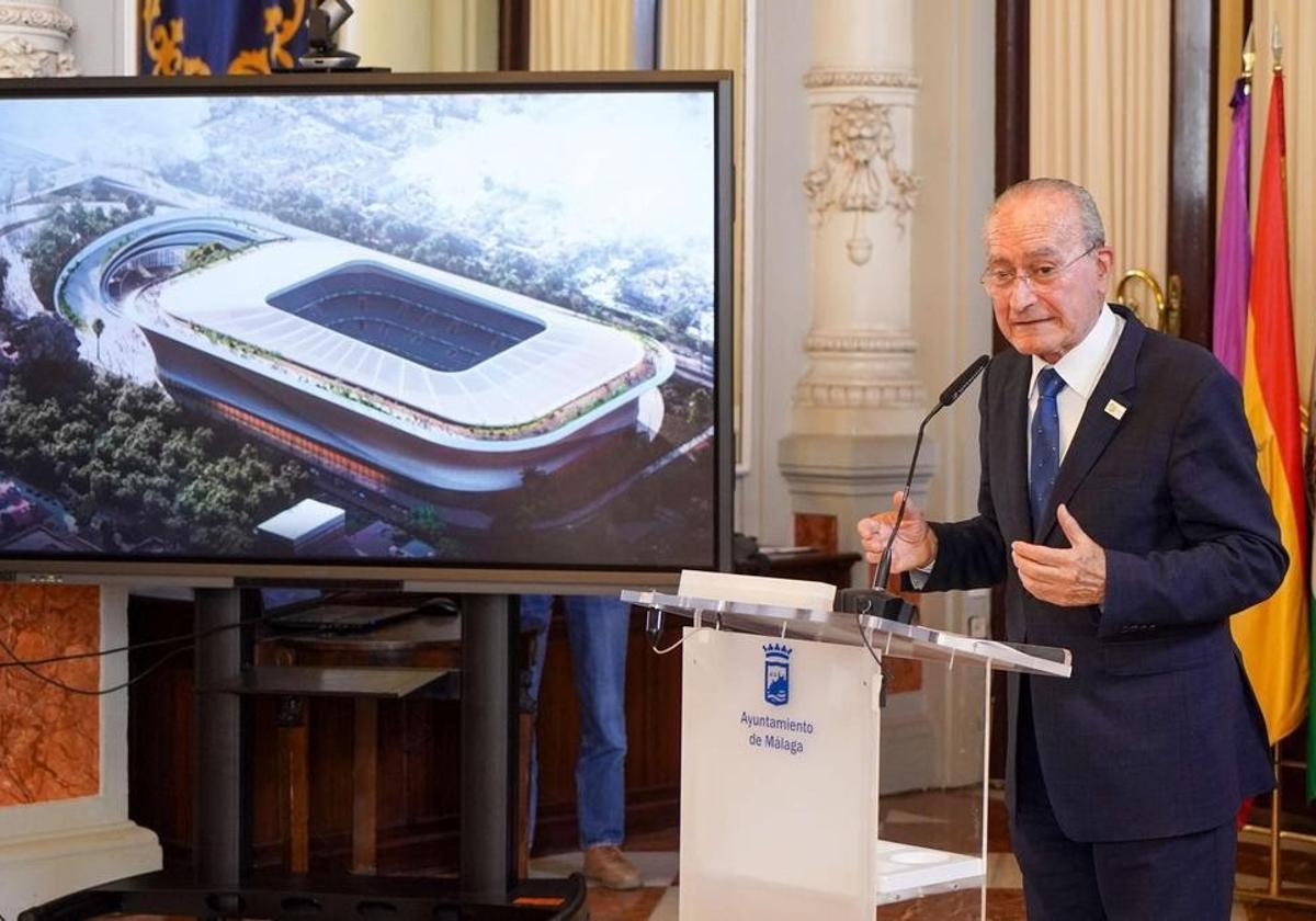 El alcalde de Málaga, Francisco de la Torre, durante la presentación meses atrás del proyecto de reforma del estadio de La Rosaleda para el Mundial 2030.