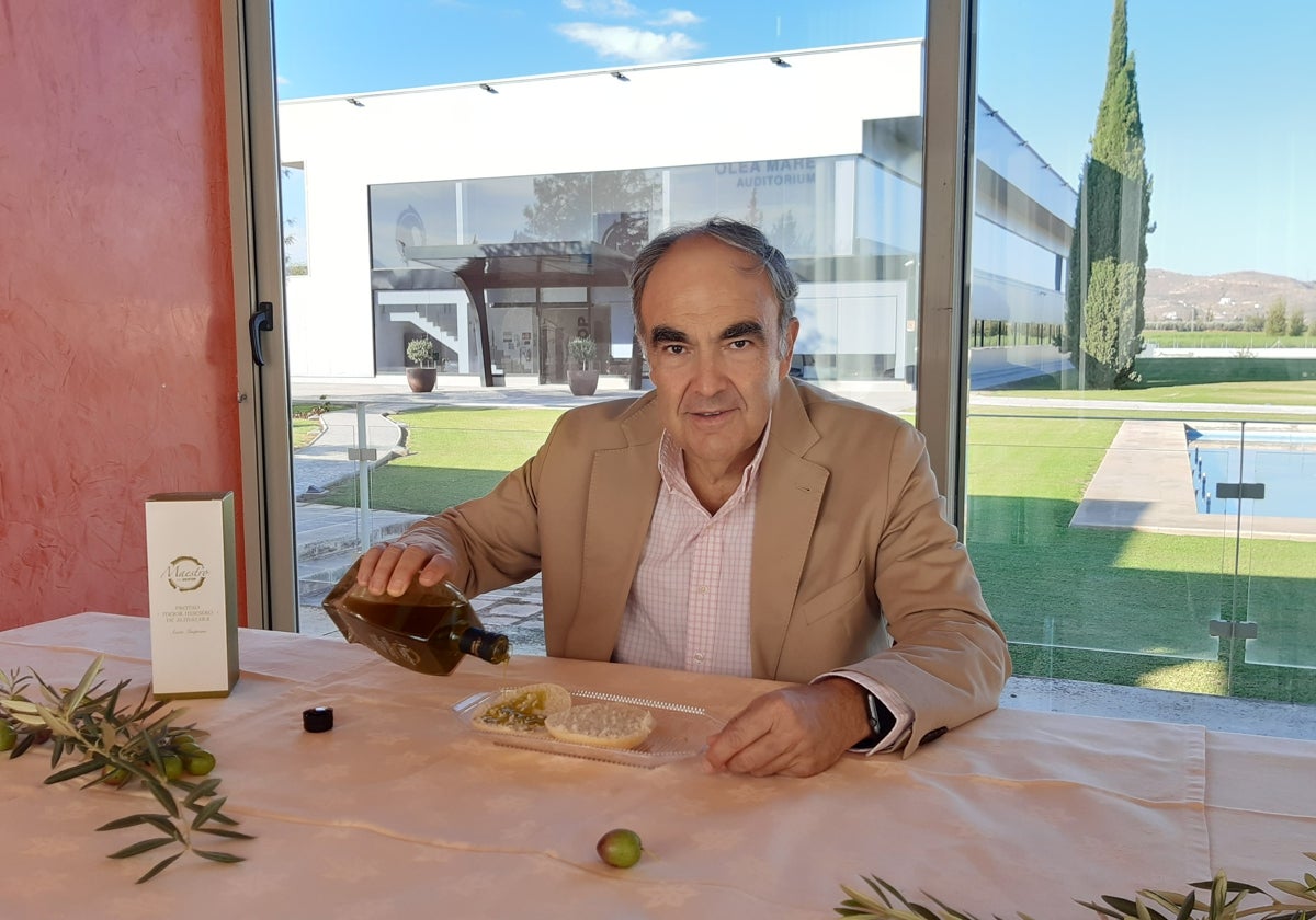 Antonio Luque prepara un mollete de Antequera con aceite de oliva virgen extra, en la sede de Dcoop.