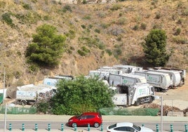 Flota de camiones con los que operaba la anterior concesionaria, aparcados en una parcela en Benalmádena Pueblo.