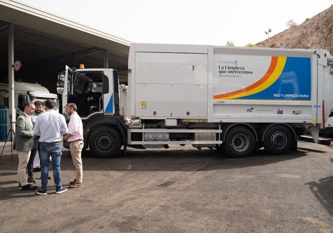 Uno de los nuevos camiones de limpieza de FCC que ya han llegado al municipio.