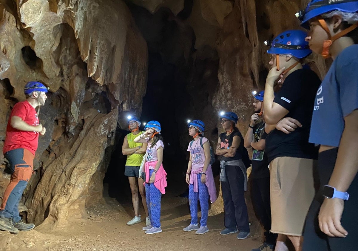 Una de las visitas a la Cueva de la Victoria del programa «Abierto por investigación arqueológica».