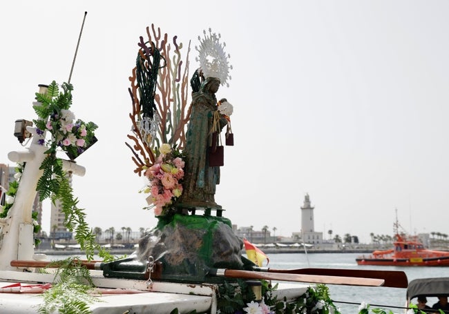 La titular de los submarinistas se encontró con la Virgen del Carmen del Perchel en el mar.