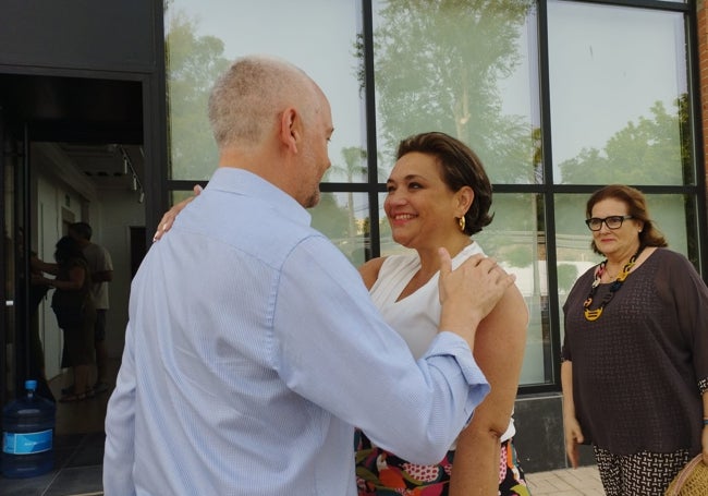 Ian Livesey saluda a Margarita del Cid y a Marta Huete.