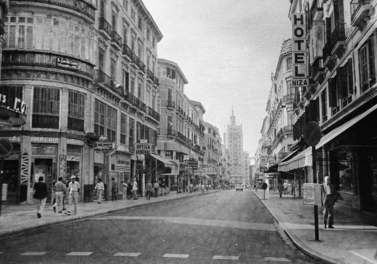 Calle Larios, en los años 70, abierta al tráfico y poco transitada a primera hora.