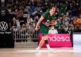 Carlos Suárez celebra una canasta en un partido con el Unicaja.