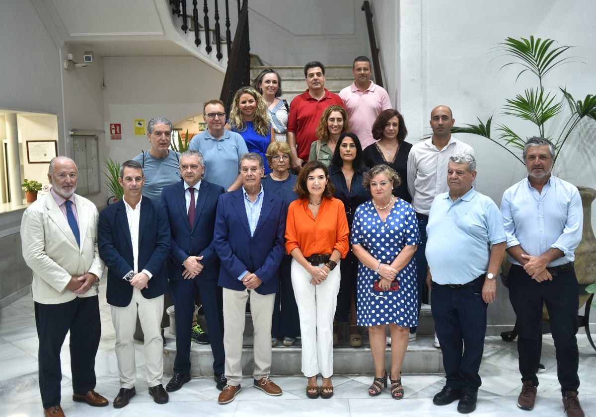 Foto de familia de los implicados en el acuerdo para el convenio.