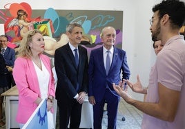 La consejera Carolina España, el presidente de la Fundación Unicaja, José Manuel Domínguez, y el alcalde, Francisco de la Torre, escuchan a uno de los emprendedores ubicados en 'Imaginarium', el 'coworking' de la Plaza del Obispo.