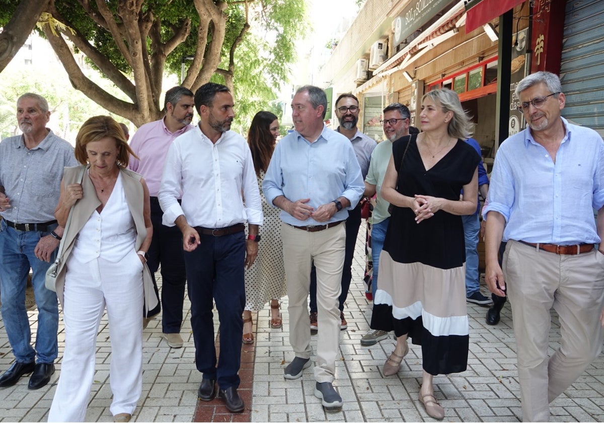 Espadas y Pérez, junto a cargos socialistas, en su recorrido por el barrio de Huelin.