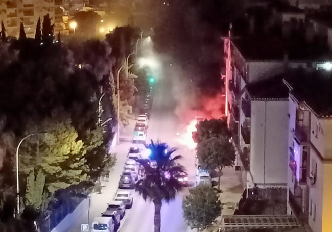 Imagen de las llamas en Torre del Mar, en la madrugada del pasado domingo.