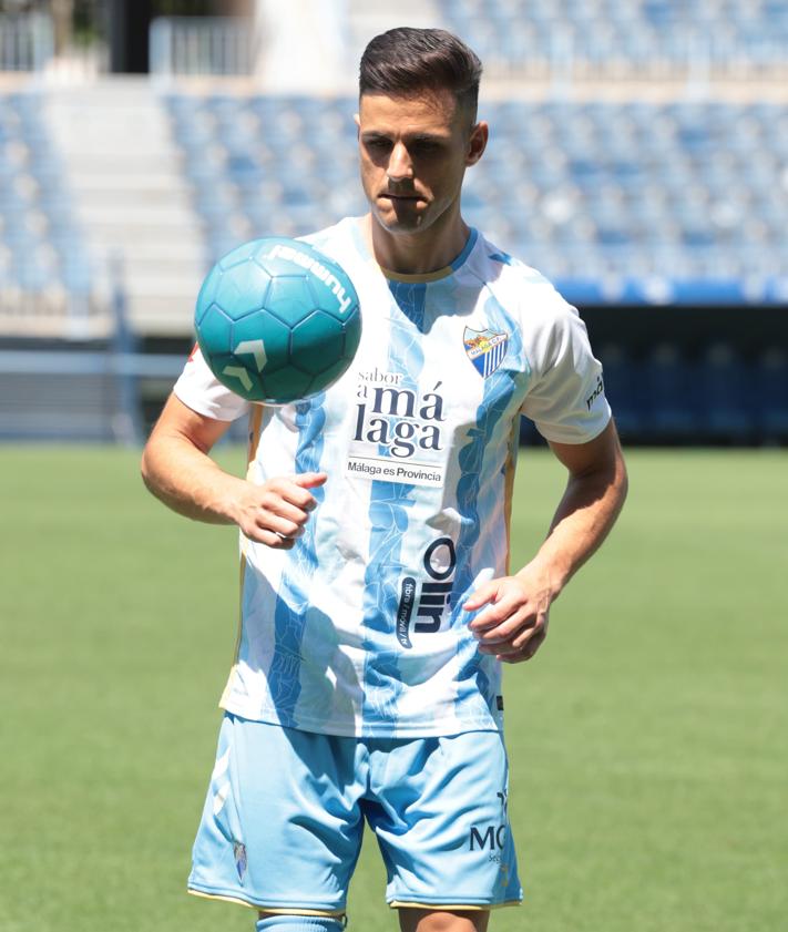 Imagen secundaria 2 - Varios momentos de la presentación de Luismi Sánchez como nuevo jugador del Málaga.