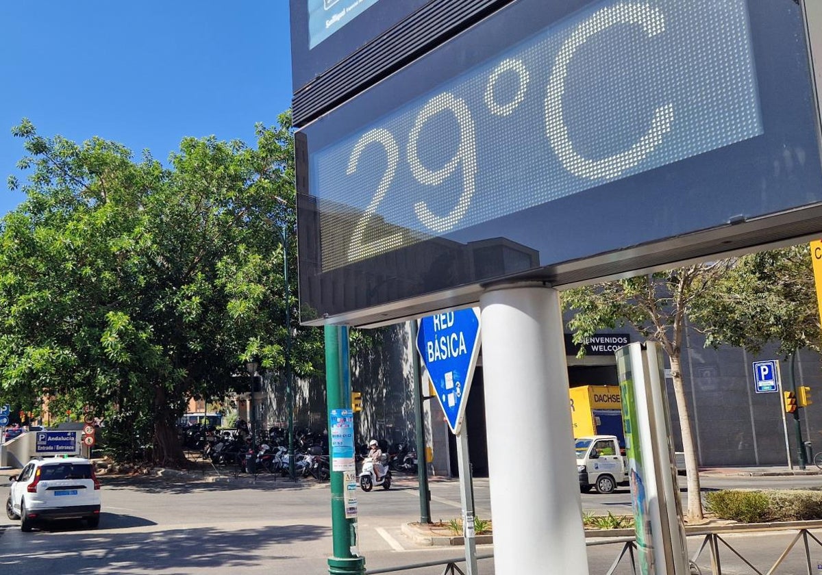 Un termómetro marca unos envidiables 29 grados en Málaga, hoy.