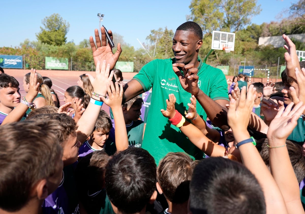 Yankuba Sima saluda a los niños del Campus Fundación Unicaja.