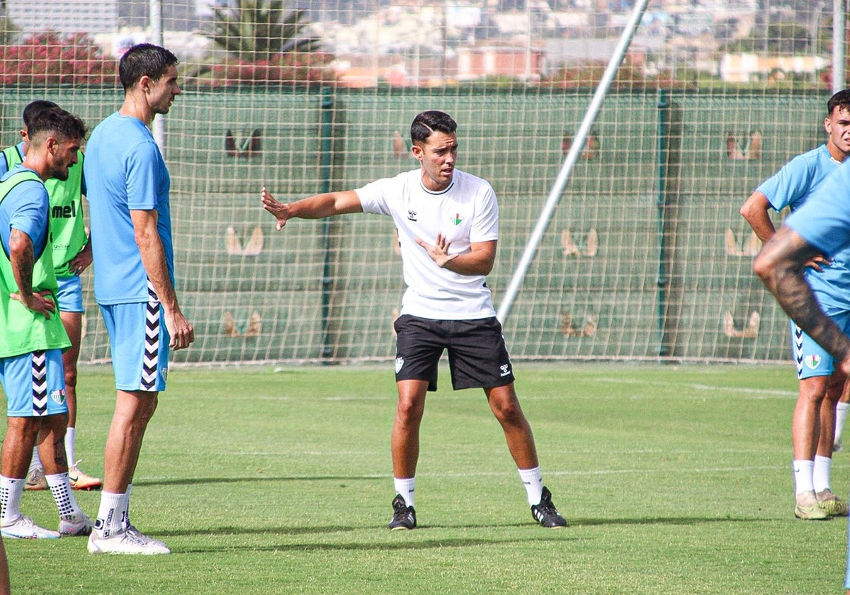 El entrenador Javier Medina entrenando al equipo verdiblanco en la Ciudad Deportiva del Málaga