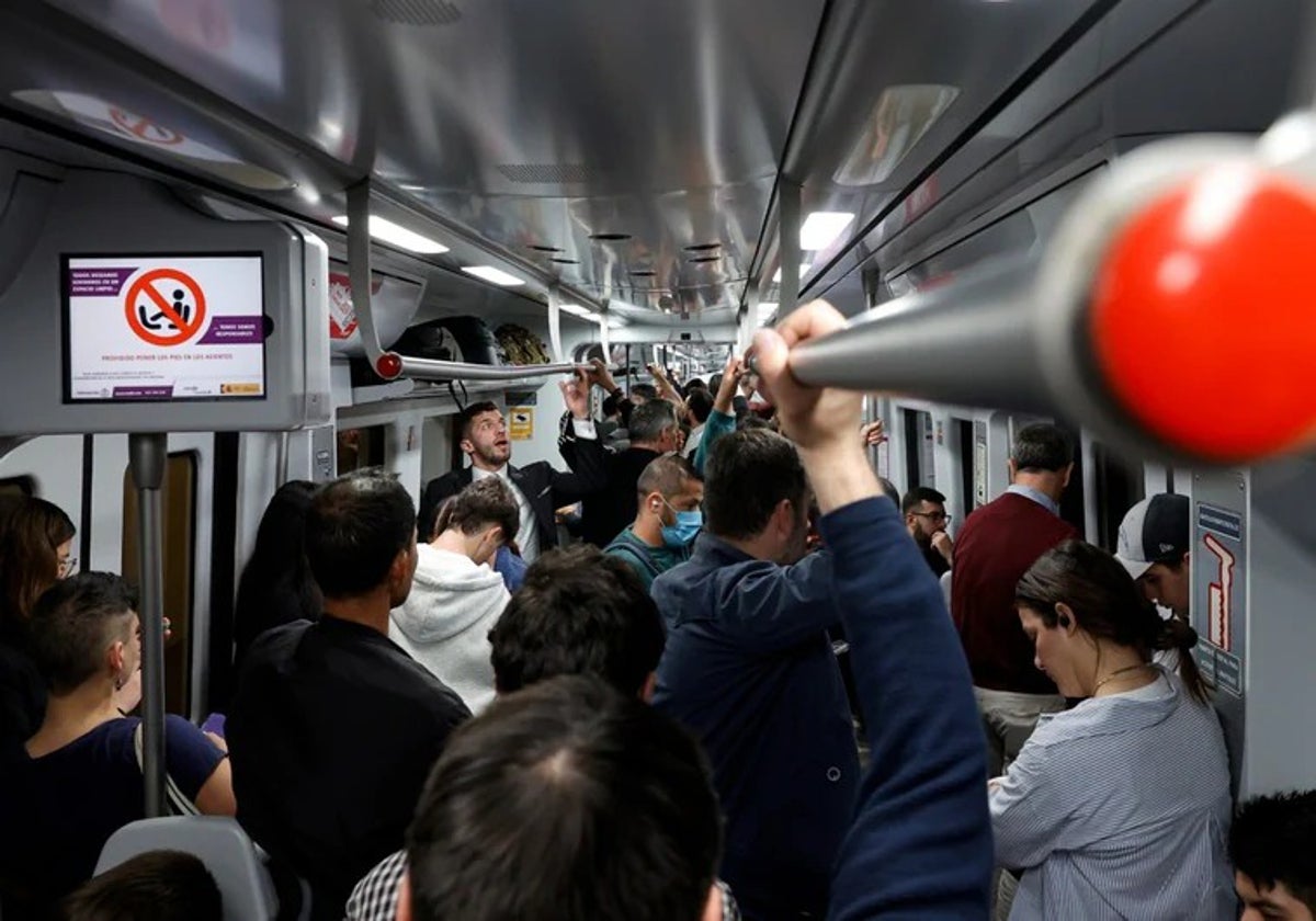 Viajeros a bordo de un tren de Cercanías de la Costa lleno.