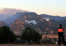 Tras un día de trabajo intenso, el Infoca da por controlado el incendio de Casares