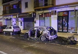 Imagen del coche y la motocicleta calcinados en Torre del Mar.