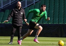 El entrenador José Alberto López y el delantero Roko Baturina, juntos en un entrenamiento del Racing de Santander la temporada pasada.