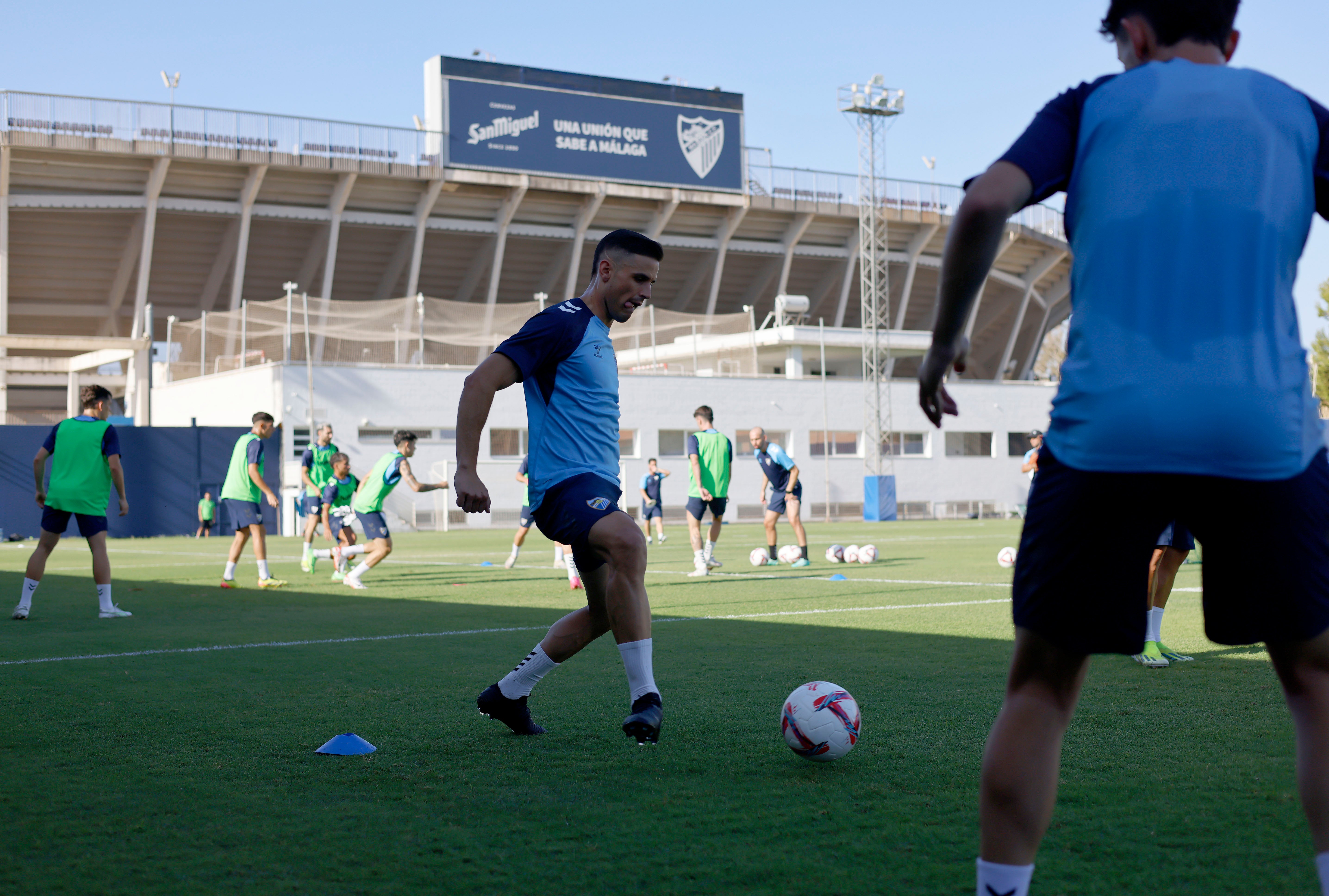 El nuevo jugador del Málaga, Luismi Sánchez, en su primer entrenamiento en La Rosaleda este martes.