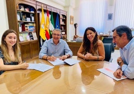 Firma del acuerdo de colaboración entre el Ayuntamiento y Cruz Roja.