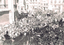 Paso de la carroza fúnebre de Jiménez Astorga por la plaza de la Constitución.