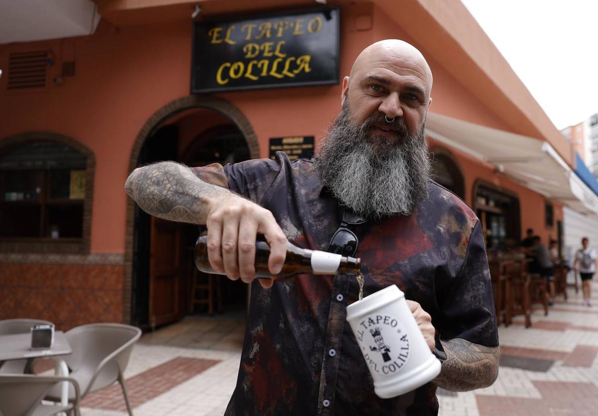 El peluquero Alejandro Molina, en El Tapeo del Colilla, en el barrio del Torcal.