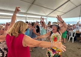 Un grupo de mayores baila por sevillanas en la playa de Algarrobo.