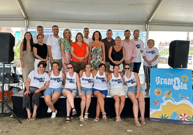 Autoridades y participantes, en la playa algarrobeña.