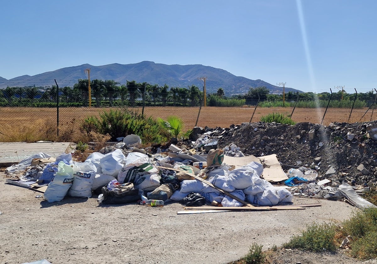 Escombros de obra y restos de basura en el entorno de Plaza Mayor.