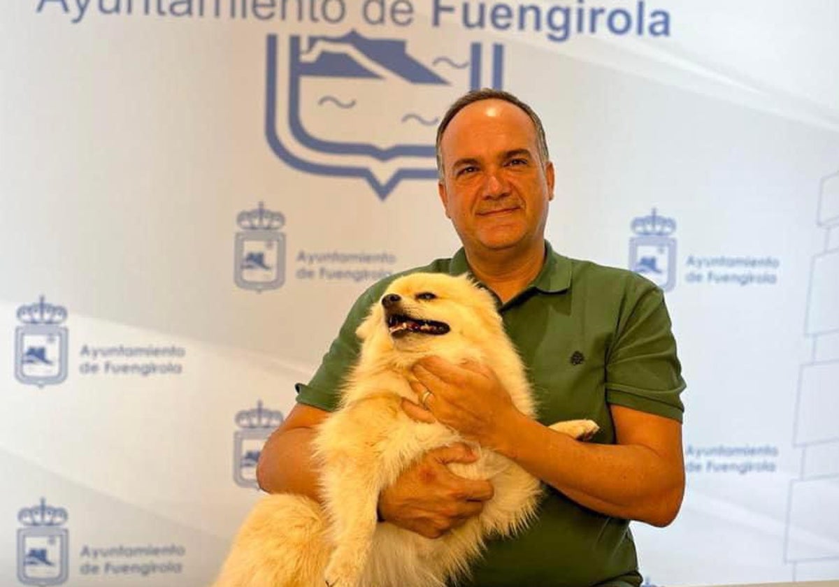 El concejal de Sanidad, Francisco Javier García Lara, posa con una mascota.