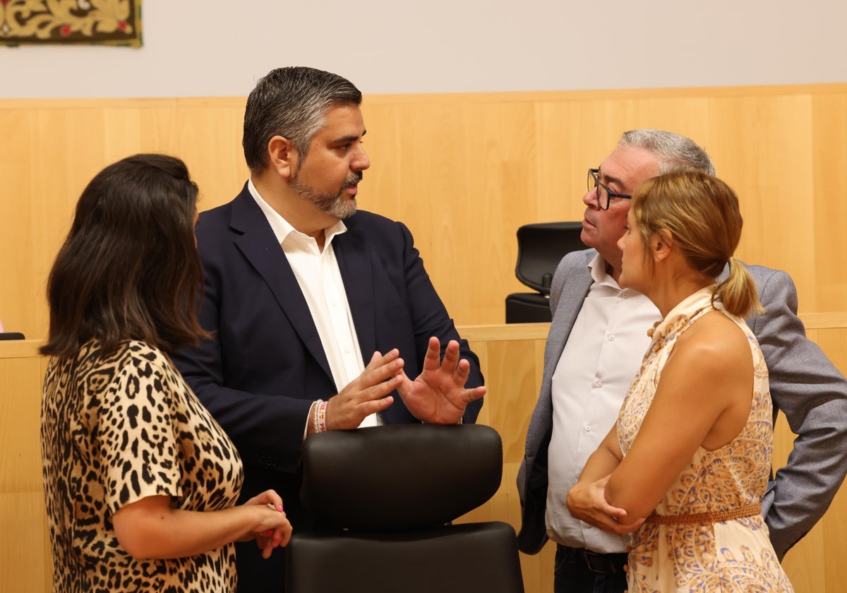 El portavoz del PSOE, Josele González, dialoga con tres diputados socialistas.