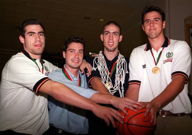 Carlos Cabezas, Francis Tomé, Berni Rodríguez y Germán Gabriel, en el aeropuerto a su llegada del Mundial júnior.