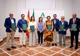 Gallardo, Real, Gómez, Navarro, Del Cid, Fernández Tapia, Villanova y Bermúdez tras la firma del convenio.