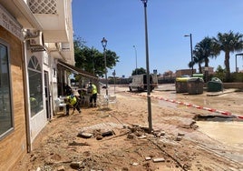 Vista del estado de la calle Medina Azahara de Benalmádena.