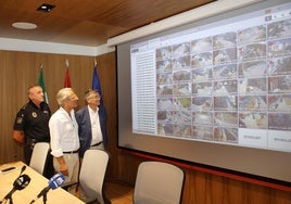 El teniente alcalde de San Pedro Alcántara, Javier García y el edil de Seguridad Ciudadanna, José Eduardo Díaz, observando las imágenes de las cámaras.