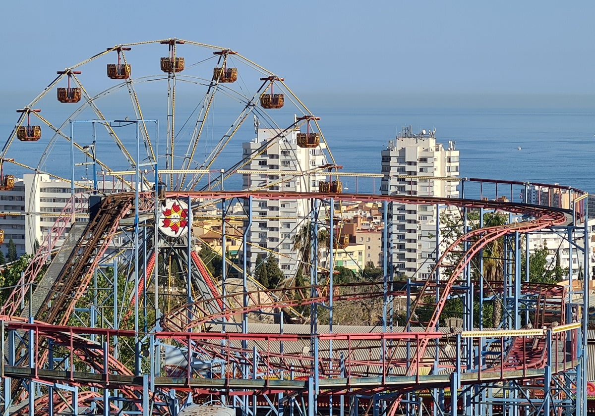 Vista de algunas de las instalaciones del parque de atracciones, el municipio de Benalmádena al fondo.