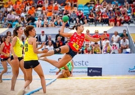 Asun Batista exhibirá el talento del balonmano-playa malagueño en París