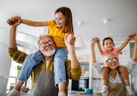 Los abuelos suponen un pilar fundamental para algunas familias.