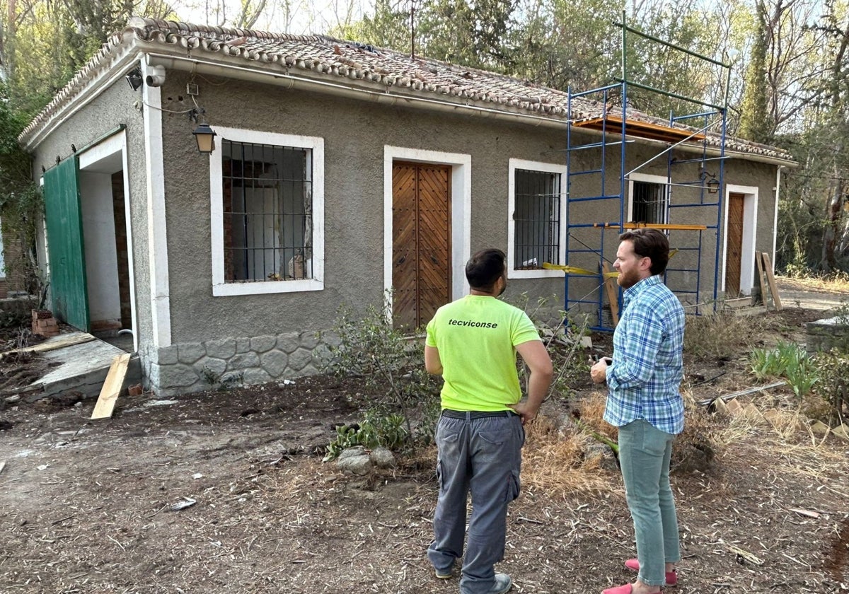 El concejal de Urbanismo, Joaquín Martín, visita la Casa del Forestal en el inicio de las obras.