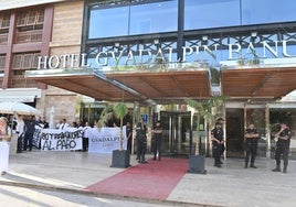 Momento del lanzamiento de parte de las instalaciones del hotel Guadalpín Banús.