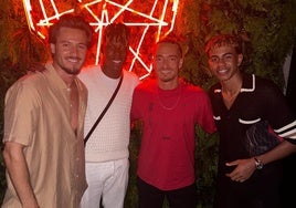 Yamal y Williams, junto a los fundadores del grupo Mosh.