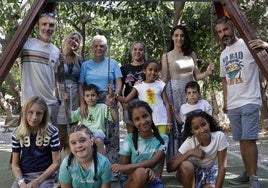 Tres de las treinta familias malagueñas que participan en el programa 'Vacaciones en paz' que trae a niños y niñas saharauis a pasar el verano a España. Las pequeñas del Sáhara de la imagen son Hana, Faluka y Jadiya.