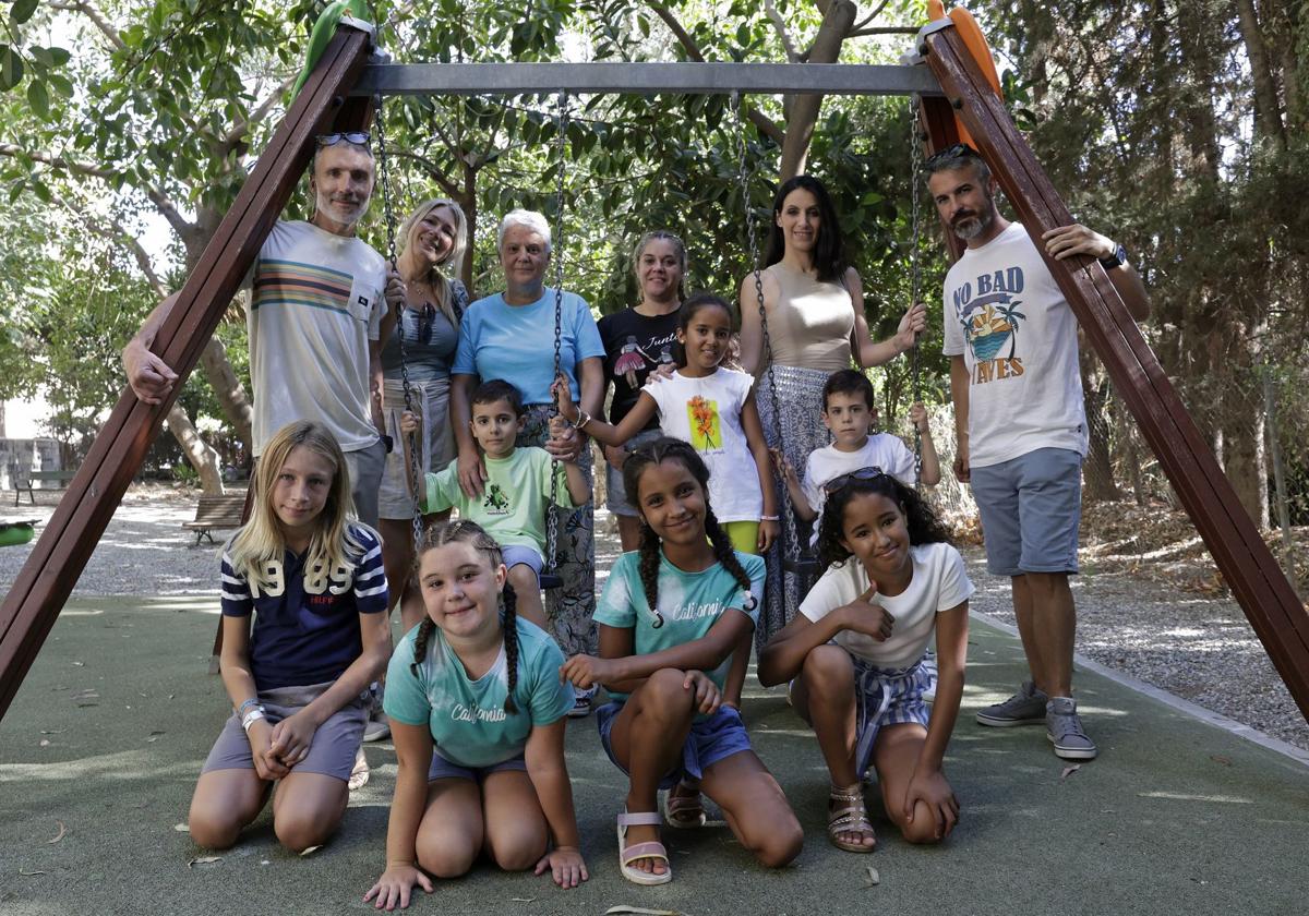 Tres de las treinta familias malagueñas que participan en el programa 'Vacaciones en paz' que trae a niños y niñas saharauis a pasar el verano a España. Las pequeñas del Sáhara de la imagen son Hana, Faluka y Jadiya.