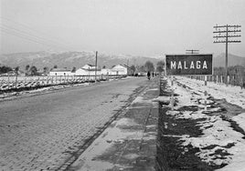 Vista de la entrada a Málaga por la carretera de Cádiz. Febrero de 1954.