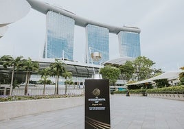 El trofeo de la Copa Intercontinental de la FIBA delante del edificio más emblemático de Singapur.