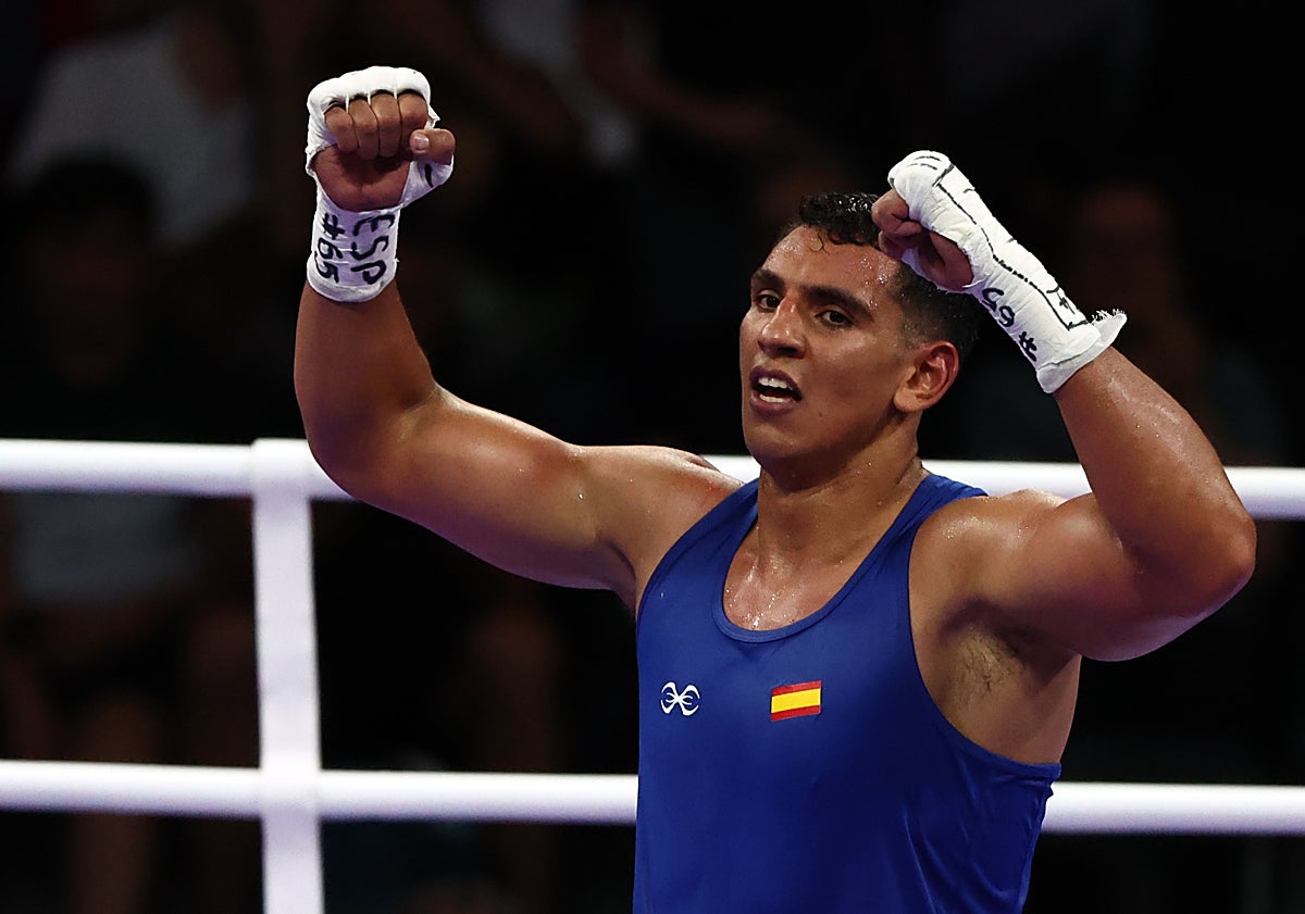 Imagen principal - El boxeador Ayoub Ghadfa tumba al bronce olímpico en octavos de final y se coloca a una victoria de la medalla