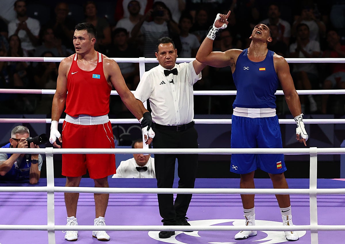Imagen secundaria 1 - El boxeador Ayoub Ghadfa tumba al bronce olímpico en octavos de final y se coloca a una victoria de la medalla