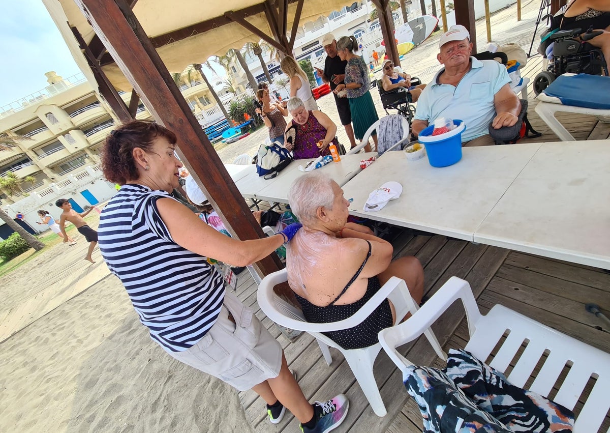 Imagen secundaria 1 - Beneficiarios del programa de playa de la Agrupación de Voluntarios de Benalmádena.